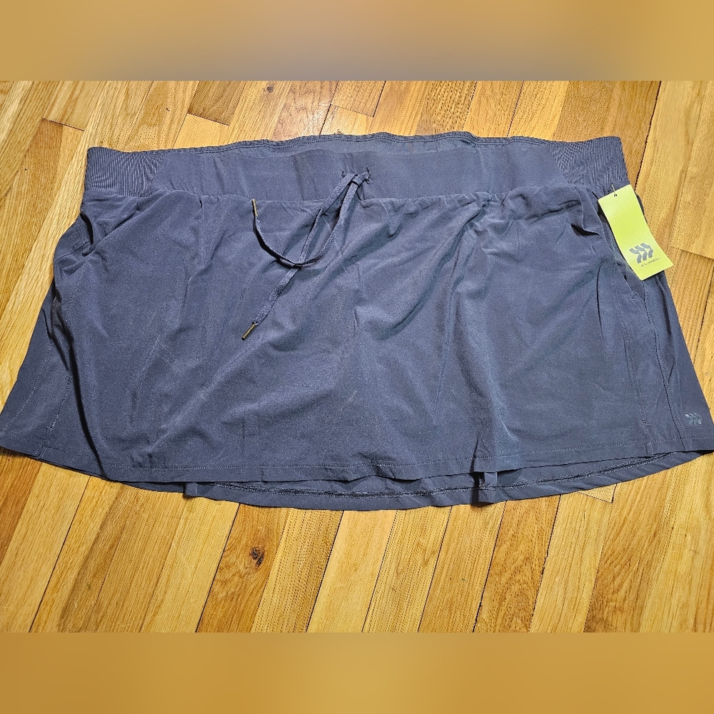 NWT - ALL IN MOTION Womens Plus Size Scort.